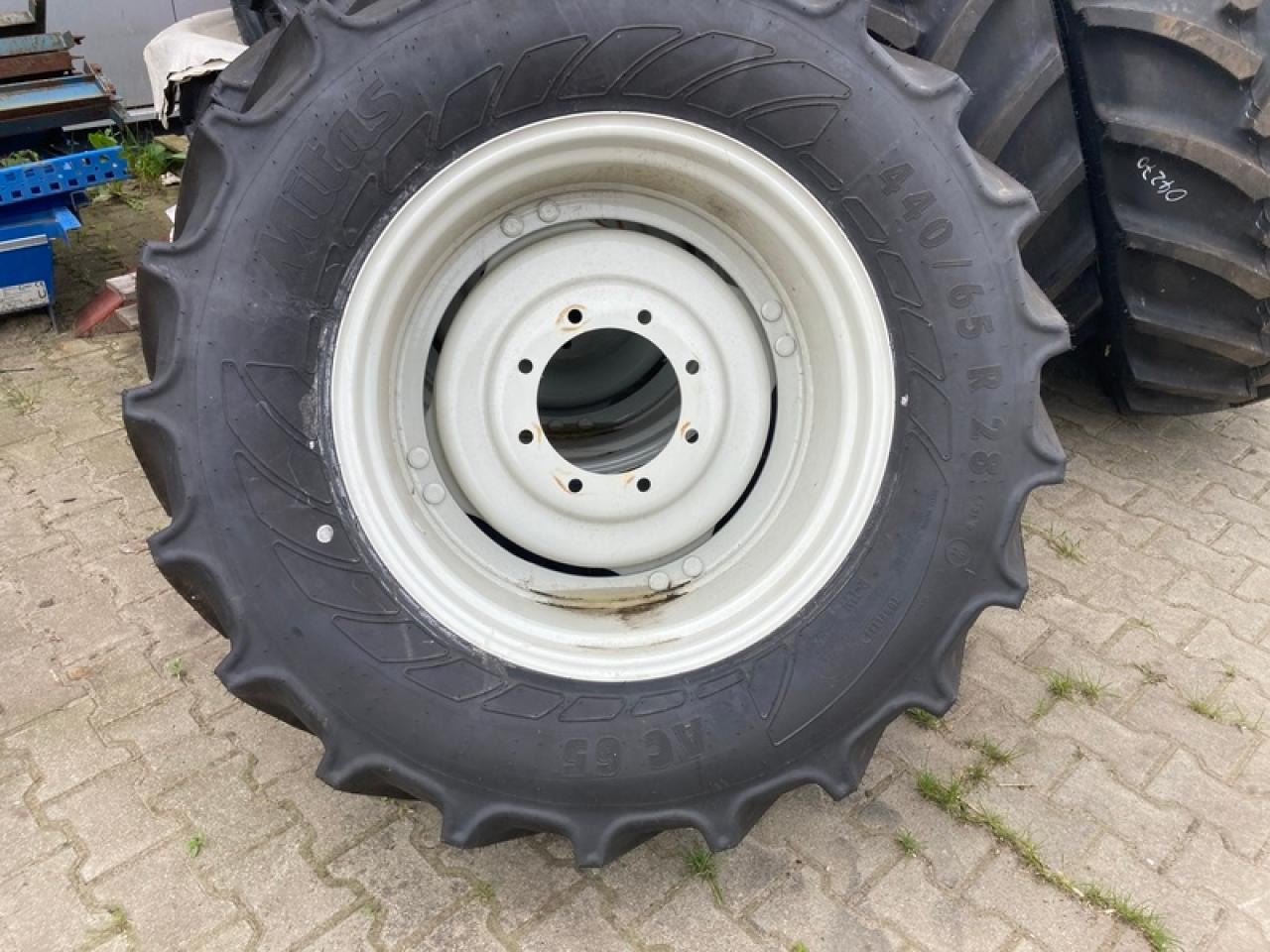2X 440/65R28//2X 540/65R38 VALTRA - Pneu: photos 1 2X 440/65R28//2X 540/65R38 VALTRA - Pneu: photos 1