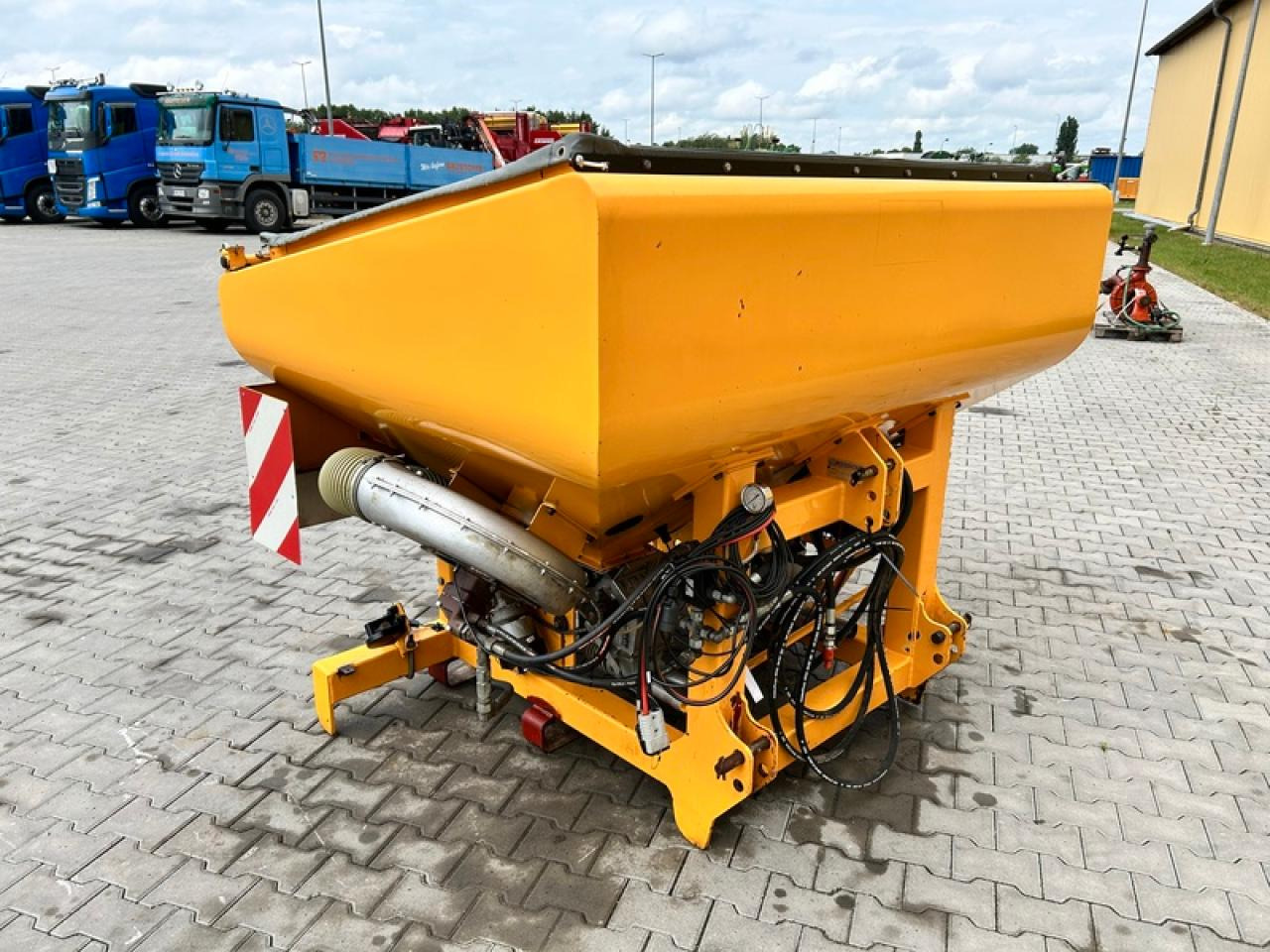 / AGRISEM DSF 1600 FRONTTANK - Distributeur d'engrais: photos 3 / AGRISEM DSF 1600 FRONTTANK - Distributeur d'engrais: photos 3