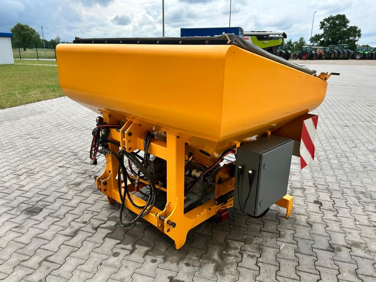 / AGRISEM DSF 1600 FRONTTANK - Distributeur d'engrais: photos 4 / AGRISEM DSF 1600 FRONTTANK - Distributeur d'engrais: photos 4