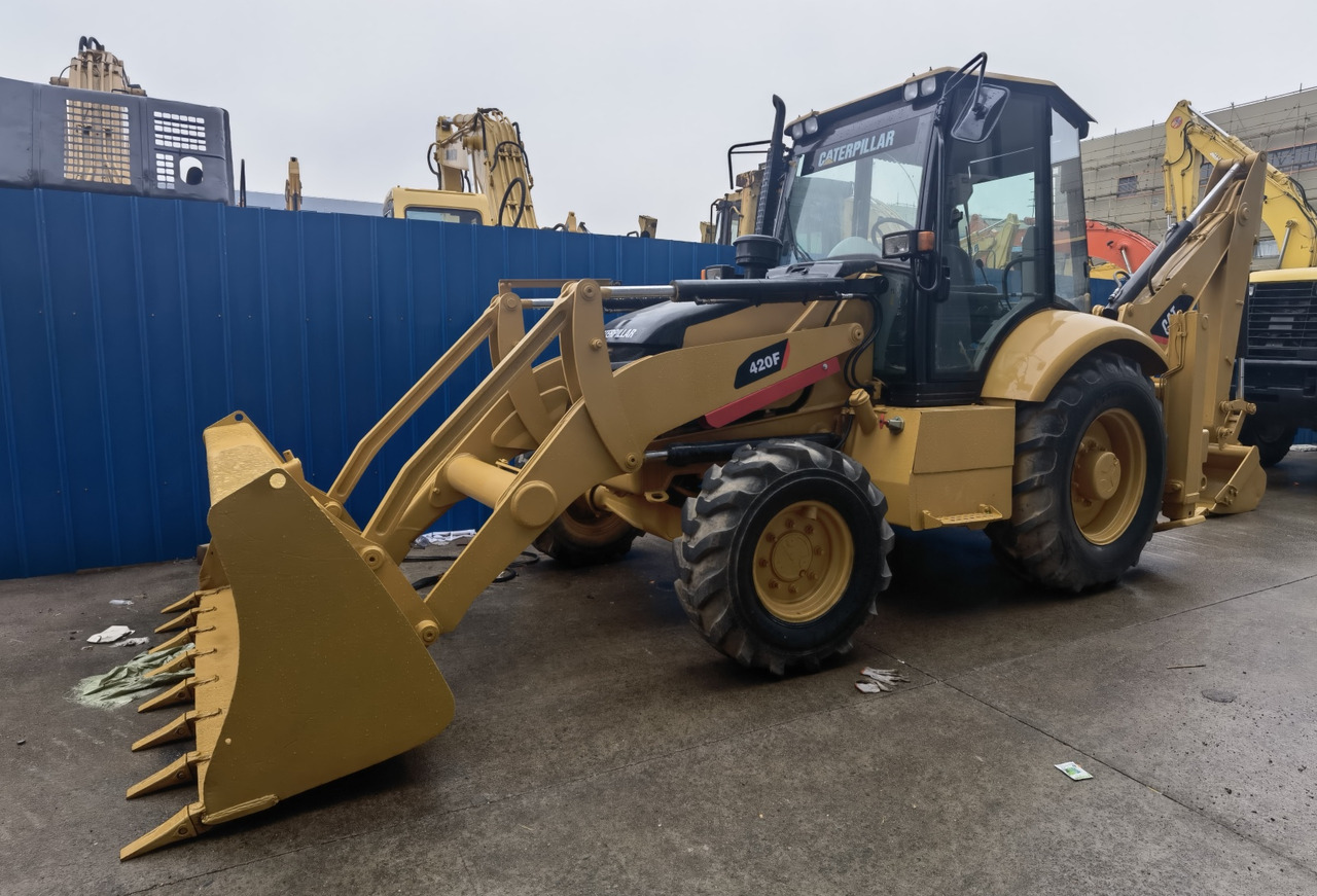 Cat 420F backhoe loader - Tractopelle: photos 1 Cat 420F backhoe loader - Tractopelle: photos 1