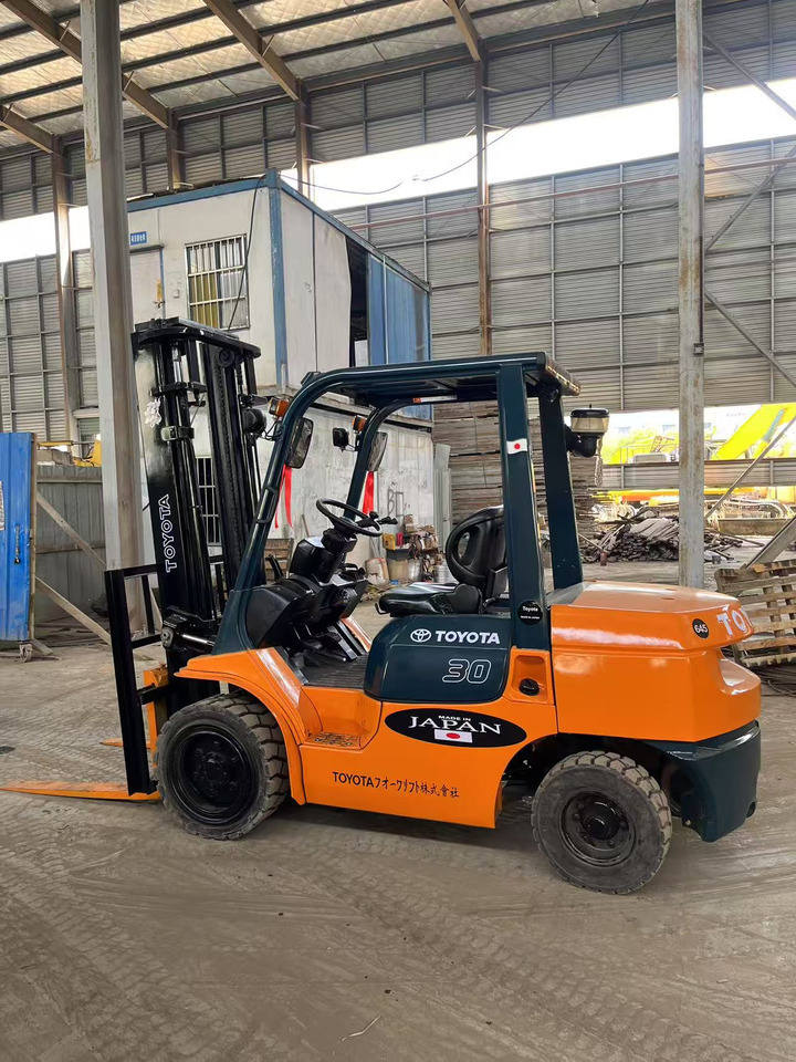 Toyota FD30 Forklift - Chariot élévateur diesel: photos 3 Toyota FD30 Forklift - Chariot élévateur diesel: photos 3
