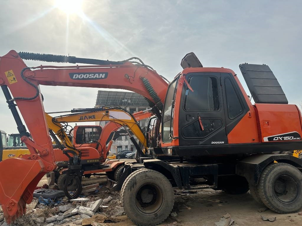 Doosan 150 - Pelle sur pneus: photos 3 Doosan 150 - Pelle sur pneus: photos 3