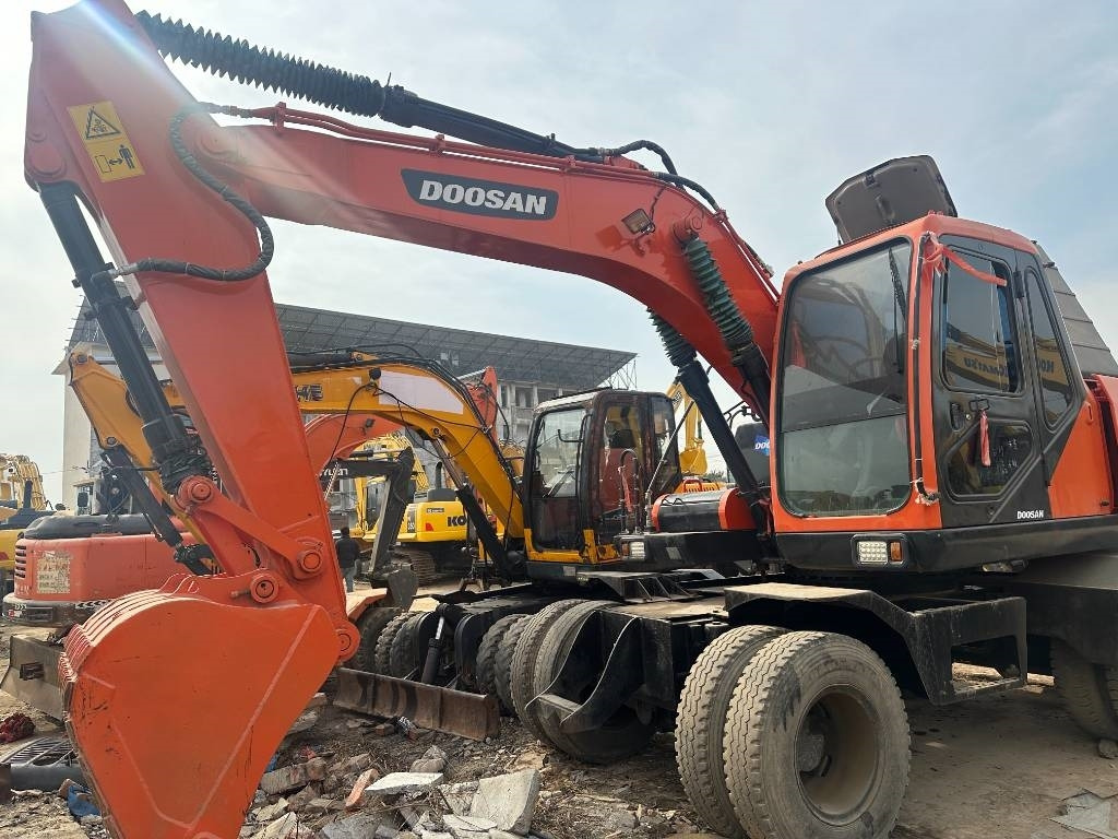 Doosan DX 150W -9 - Pelle sur pneus: photos 5 Doosan DX 150W -9 - Pelle sur pneus: photos 5