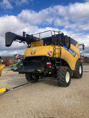 New Holland CR 7.90 - Moissonneuse-batteuse: photos 4 New Holland CR 7.90 - Moissonneuse-batteuse: photos 4