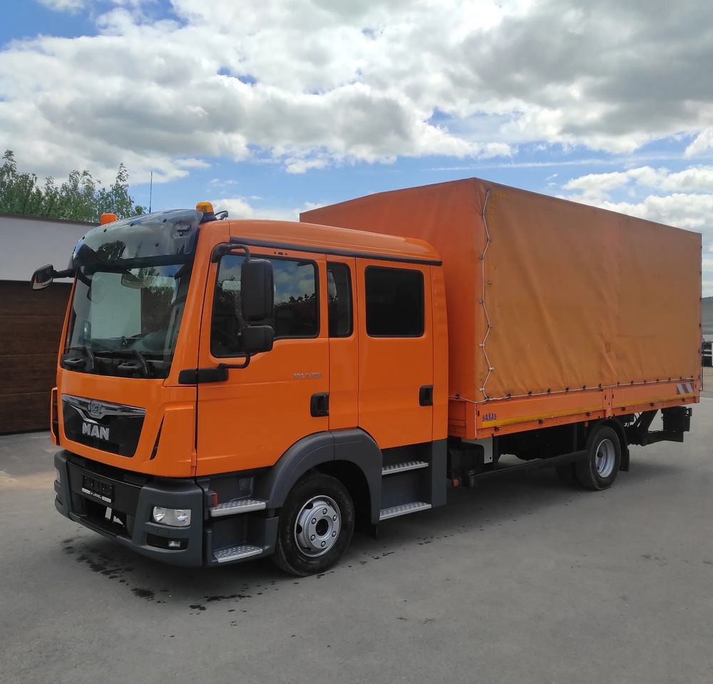 MAN TGL 8.180 DOKA / 6 OSOBOWY /BUTRO-PLANDEKA / - Camion à rideaux coulissants: photos 1 MAN TGL 8.180 DOKA / 6 OSOBOWY /BUTRO-PLANDEKA / - Camion à rideaux coulissants: photos 1