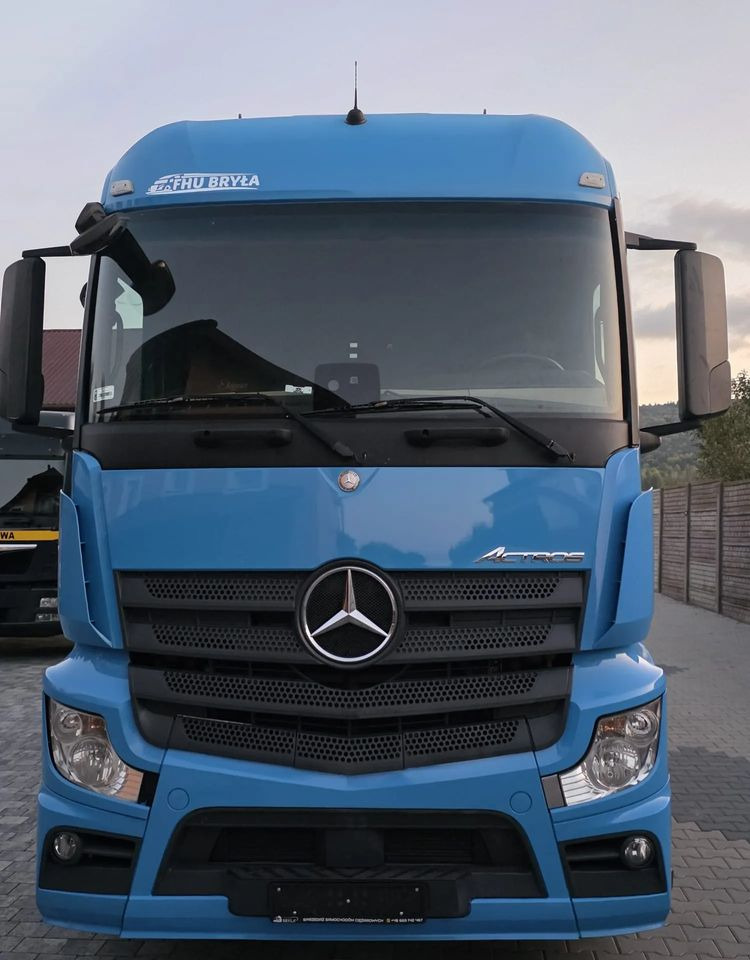Mercedes-Benz ACTROS 1833 / FIRANKA/ WINDA / 22PALETY / 8760 ŁADOWNOŚĆ / AUTOMAT / DUŻY SILNIK / SYPIALKA / - Camion à rideaux coulissants: photos 3 Mercedes-Benz ACTROS 1833 / FIRANKA/ WINDA / 22PALETY / 8760 ŁADOWNOŚĆ / AUTOMAT / DUŻY SILNIK / SYPIALKA / - Camion à rideaux coulissants: photos 3
