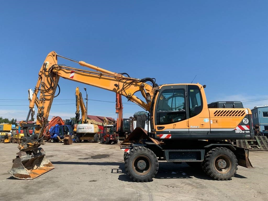 Hyundai Robex 180 W-9 A - Pelle sur pneus: photos 2 Hyundai Robex 180 W-9 A - Pelle sur pneus: photos 2