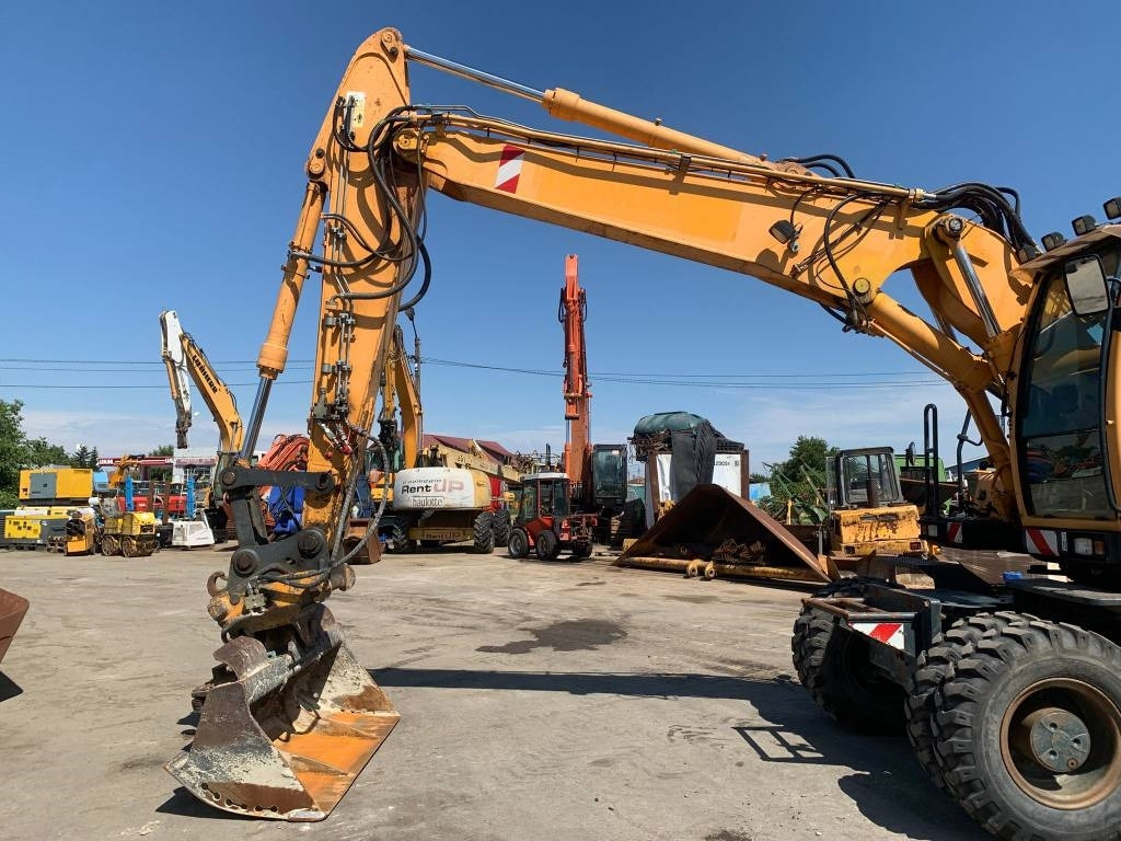 Hyundai Robex 180 W-9 A - Pelle sur pneus: photos 4 Hyundai Robex 180 W-9 A - Pelle sur pneus: photos 4