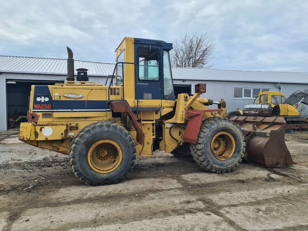 Komatsu WA 250 - Chargeuse sur pneus: photos 2 Komatsu WA 250 - Chargeuse sur pneus: photos 2