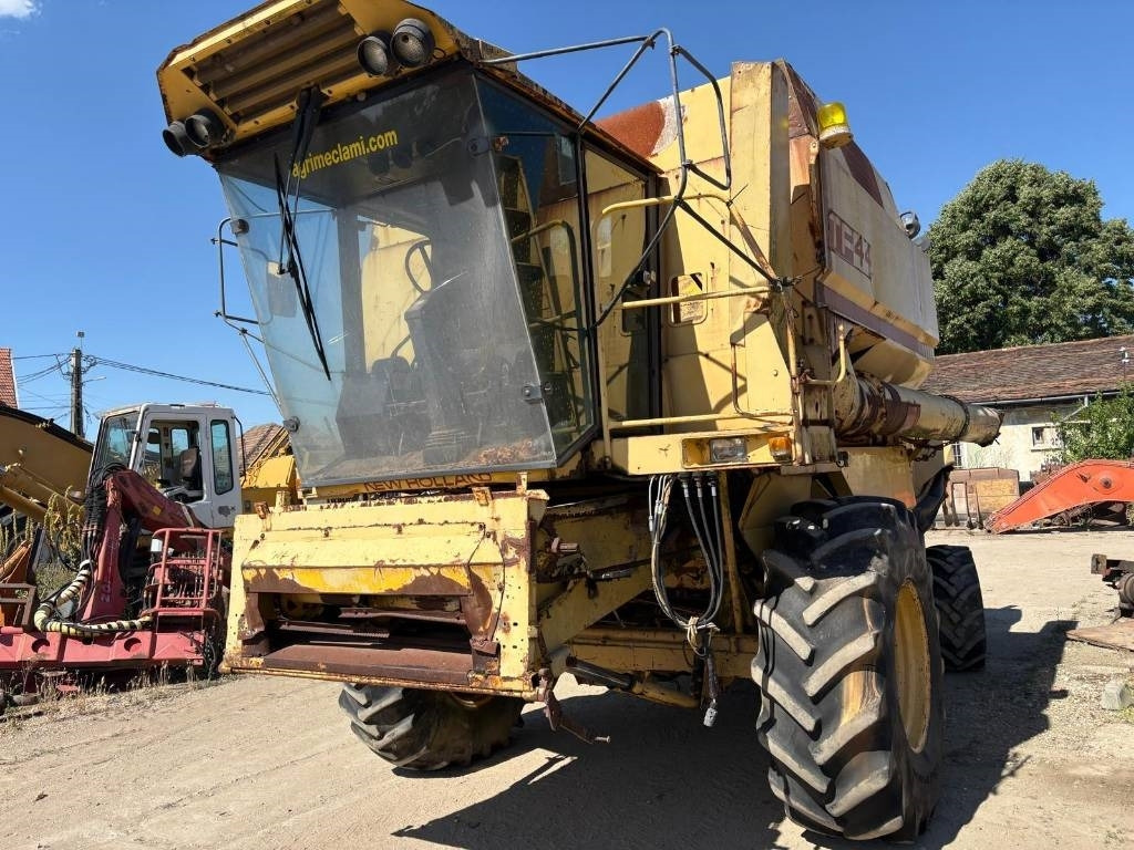 New Holland TF 42 - Moissonneuse-batteuse: photos 1 New Holland TF 42 - Moissonneuse-batteuse: photos 1