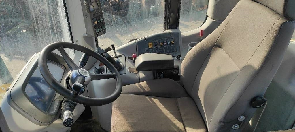 Chargeuse sur pneus New Holland W 130: photos 8 Chargeuse sur pneus New Holland W 130: photos 8