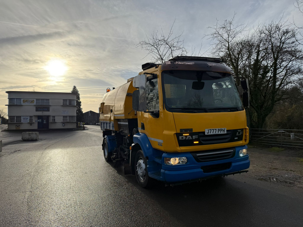 2010 DAF LF 55.220 Road Sweeper - Camion plateau: photos 5 2010 DAF LF 55.220 Road Sweeper - Camion plateau: photos 5