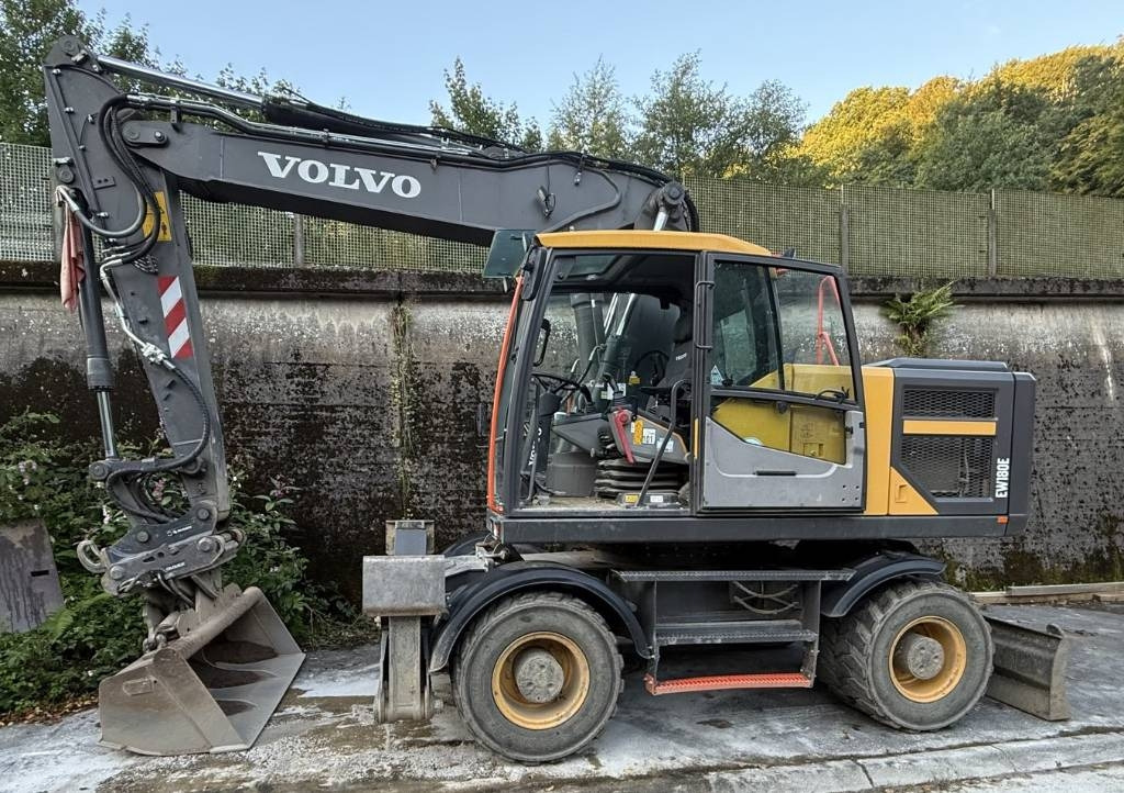 Volvo EW 180 E - Pelle sur pneus: photos 1 Volvo EW 180 E - Pelle sur pneus: photos 1