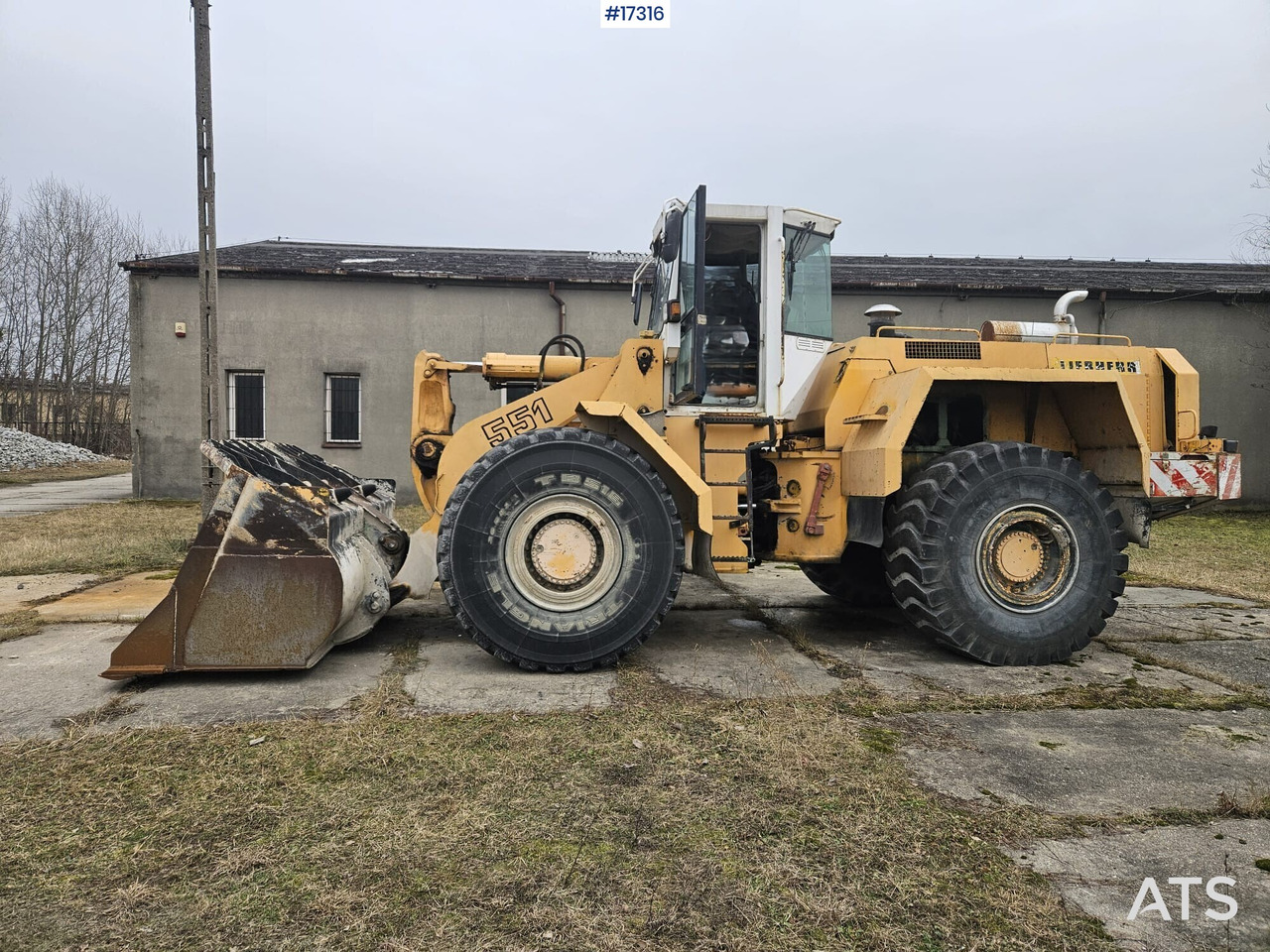 LIEBHERR L551 wheel loader (1995) - Chargeuse sur pneus: photos 4 LIEBHERR L551 wheel loader (1995) - Chargeuse sur pneus: photos 4