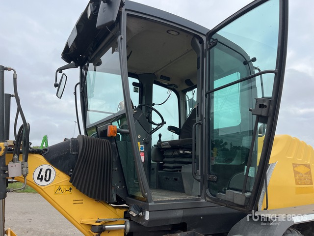 2011 New Holland F106.7A AWD Motor Grader - Broyeur/ Épareuse: photos 5 2011 New Holland F106.7A AWD Motor Grader - Broyeur/ Épareuse: photos 5