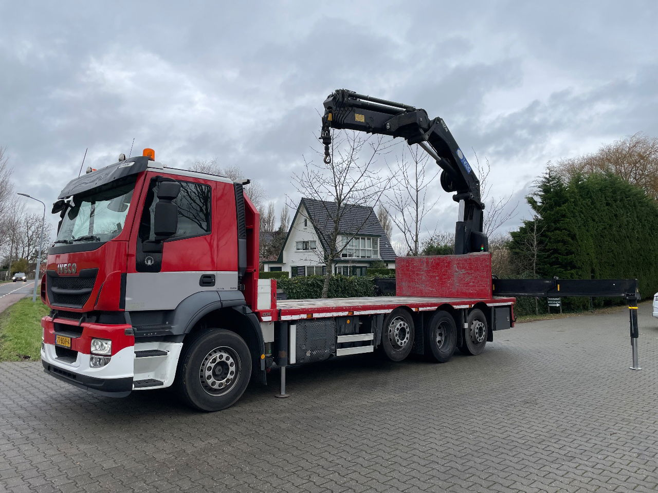 Iveco Stralis 360 with HMF 4020 K5 crane - Camion grue: photos 1 Iveco Stralis 360 with HMF 4020 K5 crane - Camion grue: photos 1