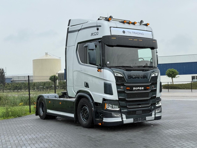 Scania R520 V8 NGS 6 BALLOONS, FULL AIR, RETARDER, 2X TANK, SHOW, FULL SPOILER. - Tracteur routier: photos 1 Scania R520 V8 NGS 6 BALLOONS, FULL AIR, RETARDER, 2X TANK, SHOW, FULL SPOILER. - Tracteur routier: photos 1
