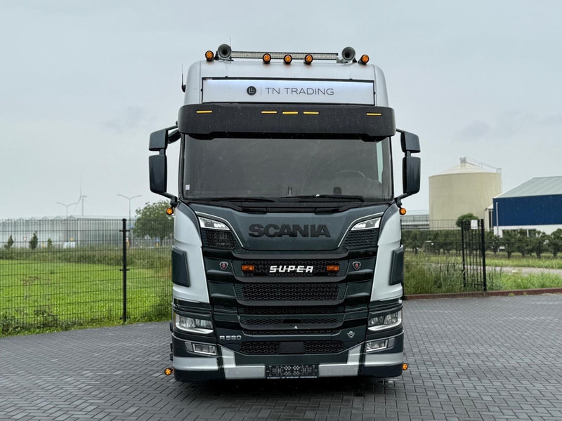 Scania R520 V8 NGS 6 BALLOONS, FULL AIR, RETARDER, 2X TANK, SHOW, FULL SPOILER. - Tracteur routier: photos 2 Scania R520 V8 NGS 6 BALLOONS, FULL AIR, RETARDER, 2X TANK, SHOW, FULL SPOILER. - Tracteur routier: photos 2