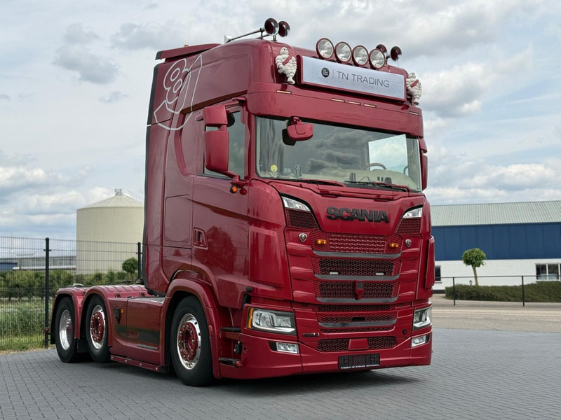 Scania S520 V8 NGS SHOWTRUCK, KLEP IN UITLAAT, 6X2/4, VOLLUCHT, RETARDER. - Tracteur routier: photos 1 Scania S520 V8 NGS SHOWTRUCK, KLEP IN UITLAAT, 6X2/4, VOLLUCHT, RETARDER. - Tracteur routier: photos 1