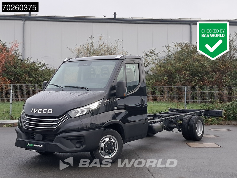Iveco Daily 35C21 Neu! 3.0L 2025-Modell Automatik 210PS Radstand 410 Fahrgestell Doppelbereifung LED ACC Klima Euro6 Chassis A/C - Véhicule utilitaire: photos 1 Iveco Daily 35C21 Neu! 3.0L 2025-Modell Automatik 210PS Radstand 410 Fahrgestell Doppelbereifung LED ACC Klima Euro6 Chassis A/C - Véhicule utilitaire: photos 1