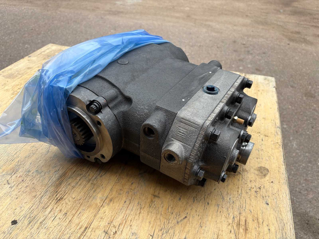 Air Dryer Compressor Cummins ST-676 - Compresseur pour Camion: photos 1 Air Dryer Compressor Cummins ST-676 - Compresseur pour Camion: photos 1