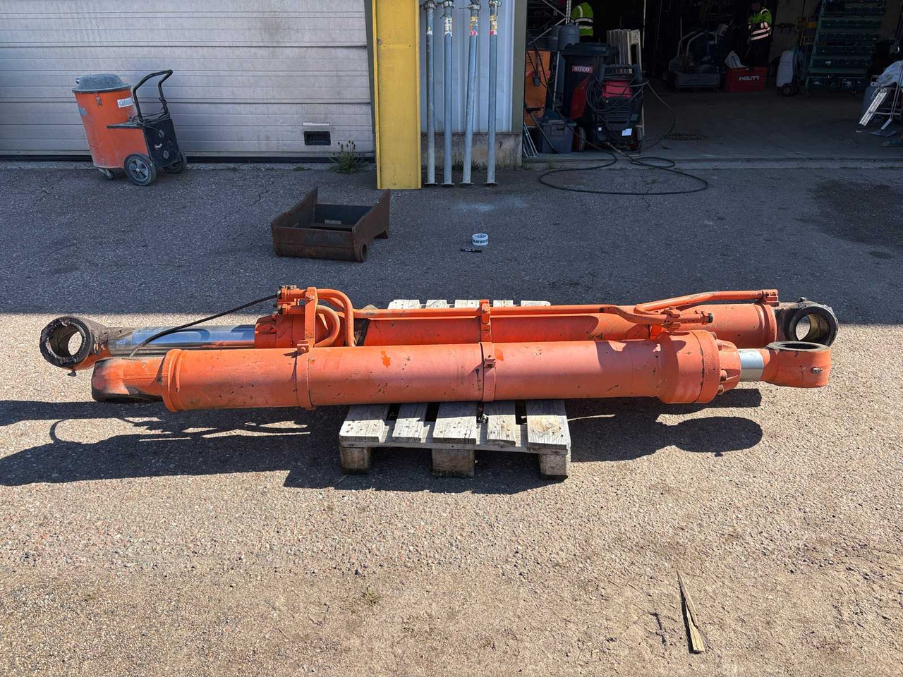 Hitachi ZX650 LHC Boom Cylinders 2 pcs - Vérin hydraulique pour Pelle: photos 2 Hitachi ZX650 LHC Boom Cylinders 2 pcs - Vérin hydraulique pour Pelle: photos 2