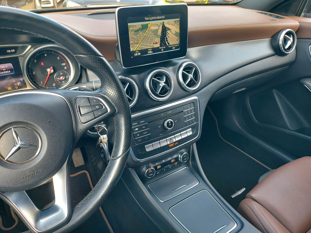 Voiture Mercedes-Benz CLA 220 CLA -Klasse Shooting Brake AMG ACC: photos 13