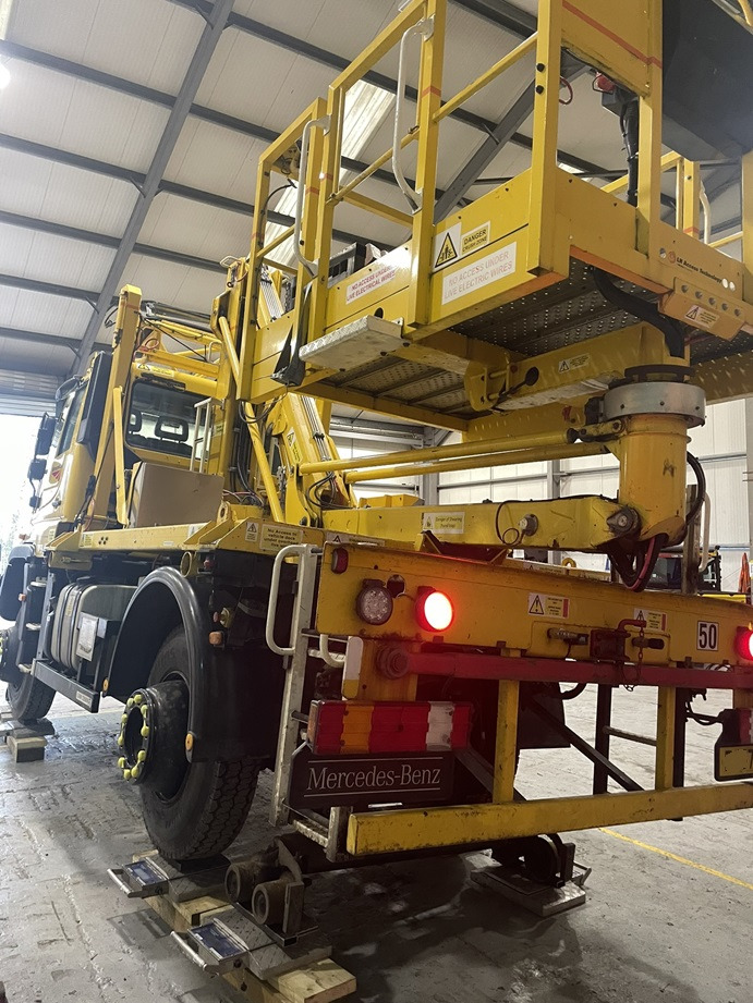 UNIMOG Mercedes Benz Unimog, Aerial Platform, 400kg, 4x4, U423, Road-Rail - Nacelle articulée: photos 2 UNIMOG Mercedes Benz Unimog, Aerial Platform, 400kg, 4x4, U423, Road-Rail - Nacelle articulée: photos 2
