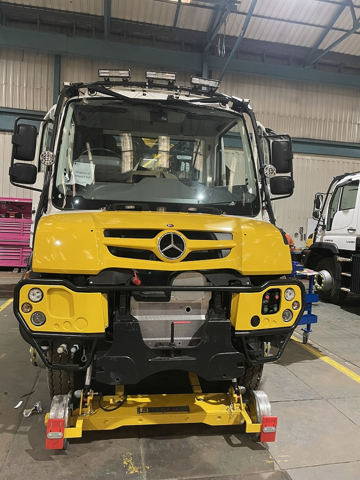UNIMOG  - Camion grue: photos 2 UNIMOG  - Camion grue: photos 2