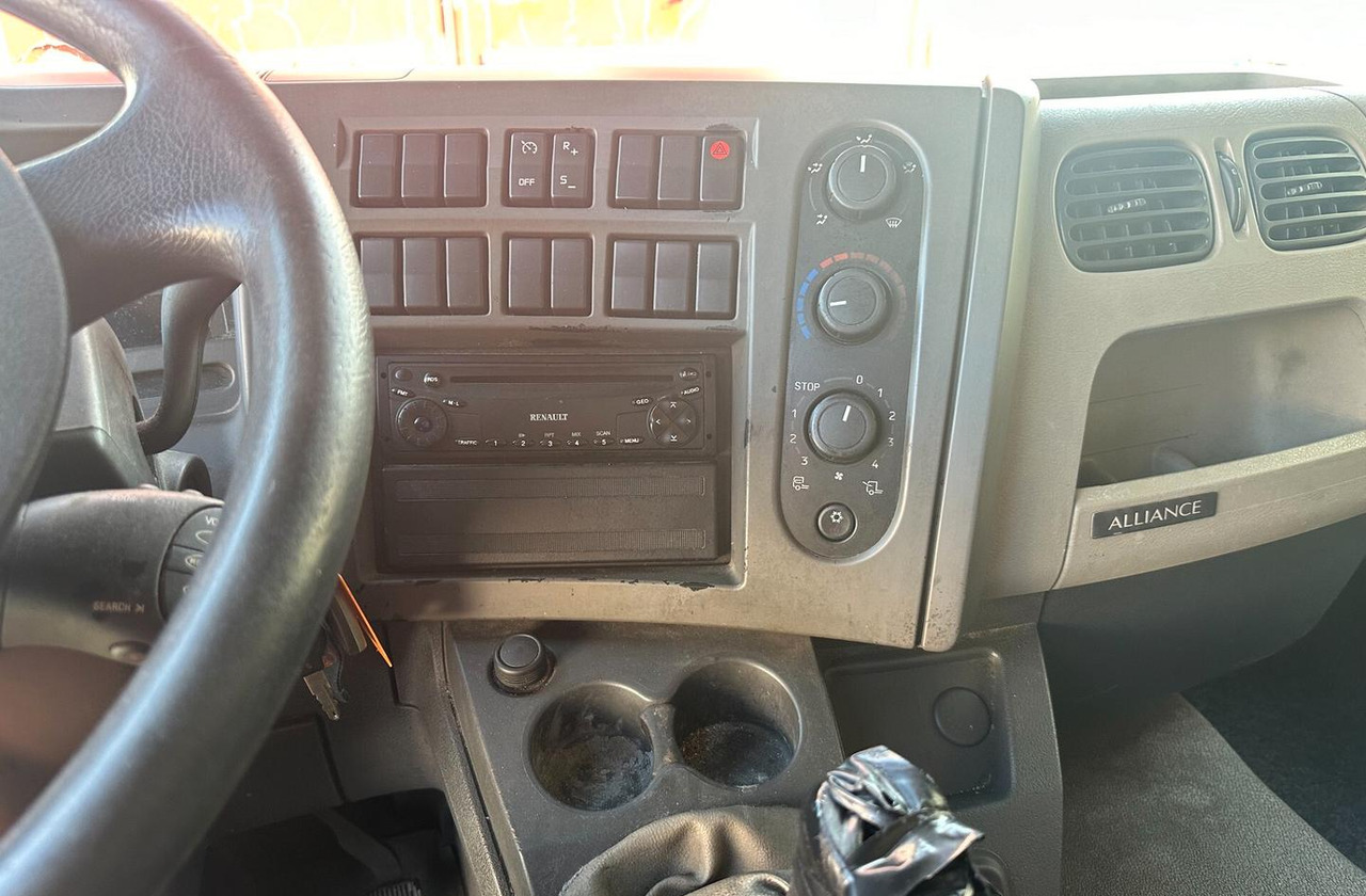 Renault MIDLUM 215.10 - Camion à rideaux coulissants: photos 5 Renault MIDLUM 215.10 - Camion à rideaux coulissants: photos 5