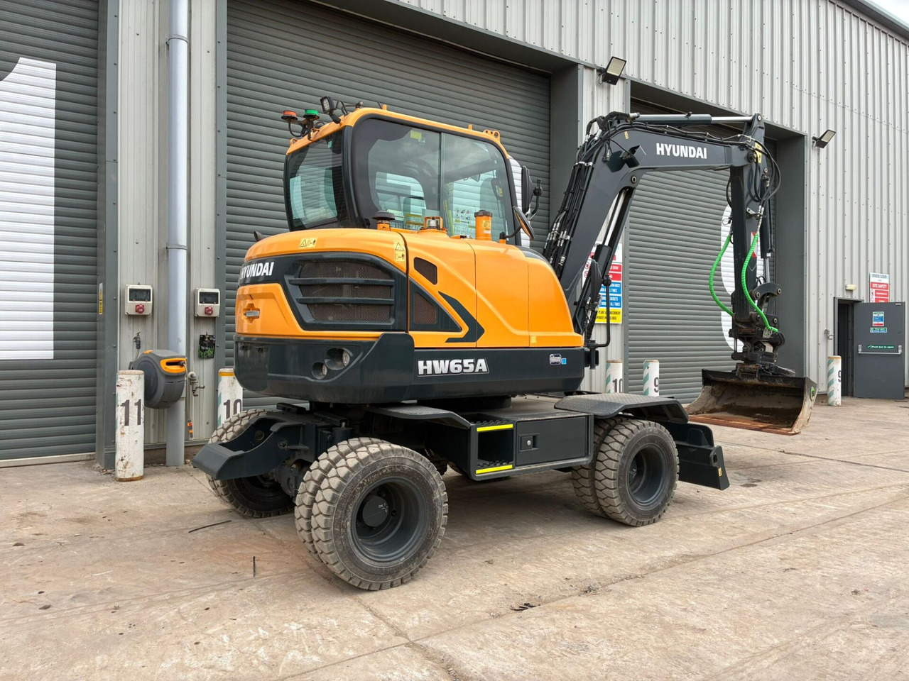 Hyundai HW65AH Ex Demo - Pelle sur pneus: photos 4 Hyundai HW65AH Ex Demo - Pelle sur pneus: photos 4