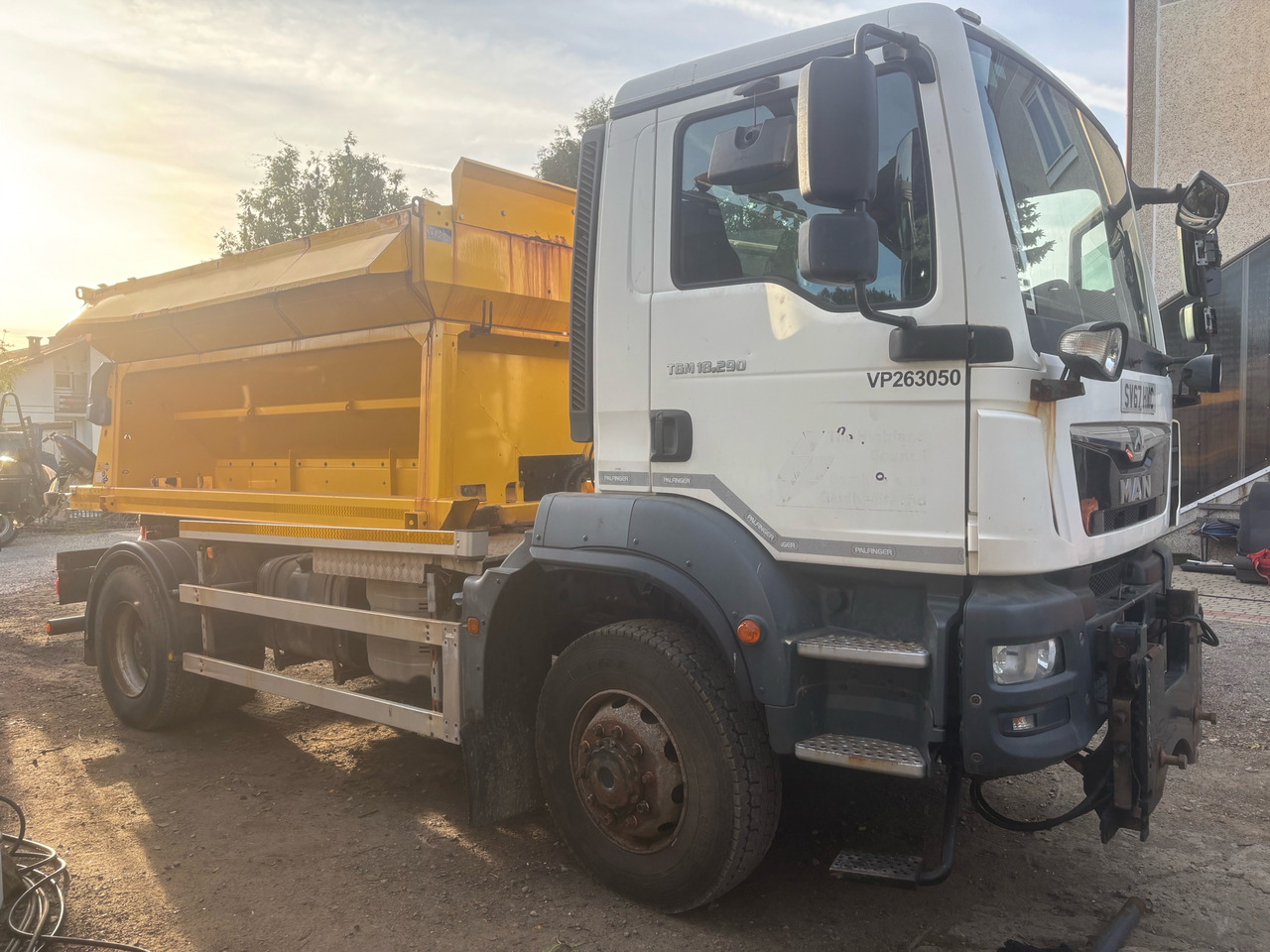 MAN TGM 18.290 4x4BB SPREADER/GRITTER/Plough - Engin de déneigement: photos 2 MAN TGM 18.290 4x4BB SPREADER/GRITTER/Plough - Engin de déneigement: photos 2