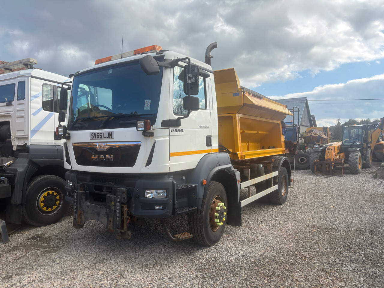 MAN TGM 18.290 4x4BB SPREADER/GRITTER/Plough - Engin de déneigement: photos 4 MAN TGM 18.290 4x4BB SPREADER/GRITTER/Plough - Engin de déneigement: photos 4