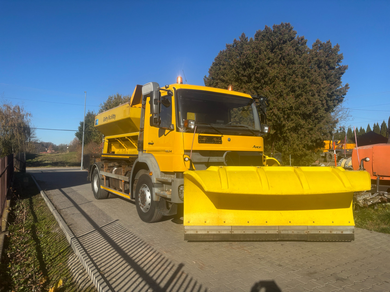 Mercedes AXOR 1824 4x2 Spreader/Gritter/Plough - Engin de déneigement: photos 2 Mercedes AXOR 1824 4x2 Spreader/Gritter/Plough - Engin de déneigement: photos 2