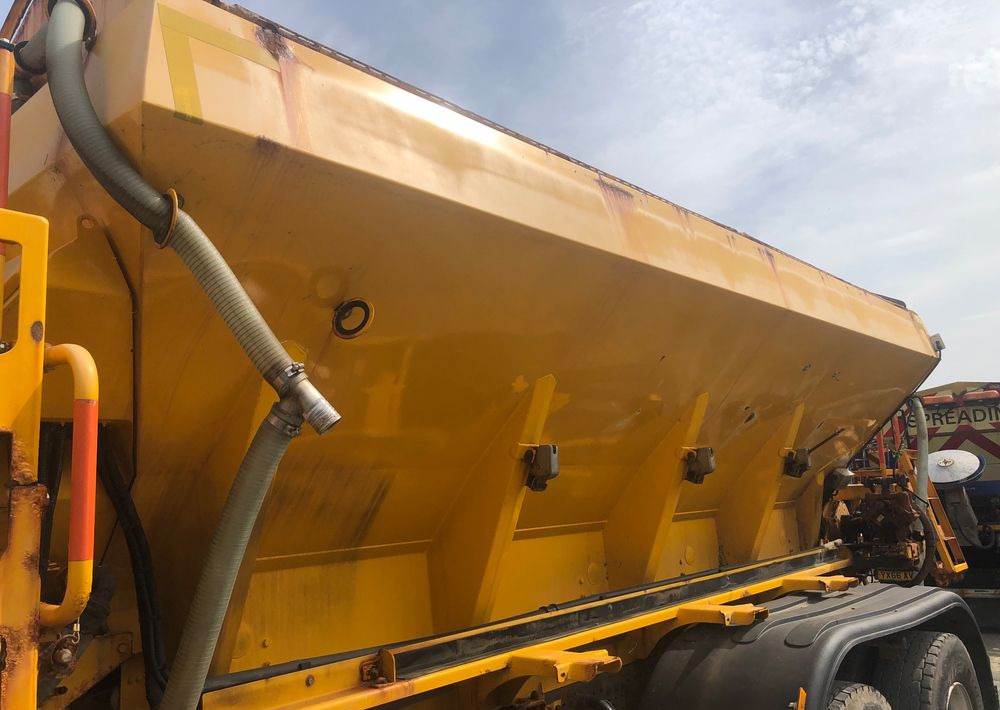 Engin de déneigement Mercedes-Benz Arocs 2633 6x4 piaskarka solarka pług: photos 8 Engin de déneigement Mercedes-Benz Arocs 2633 6x4 piaskarka solarka pług: photos 8