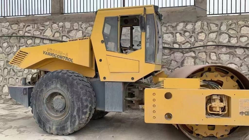 Bomag bw225d-3 - Compacteur à pieds de mouton/ Monocylindre: photos 1 Bomag bw225d-3 - Compacteur à pieds de mouton/ Monocylindre: photos 1