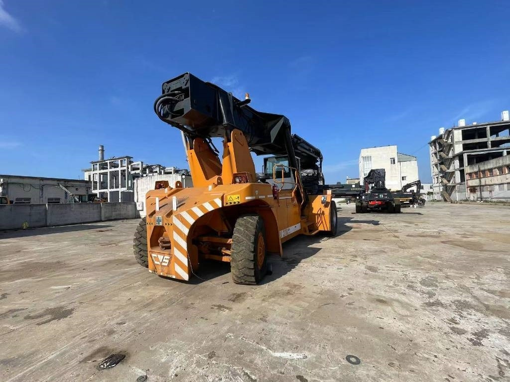 CVS Ferrari F 278 - Reach stacker: photos 4 CVS Ferrari F 278 - Reach stacker: photos 4