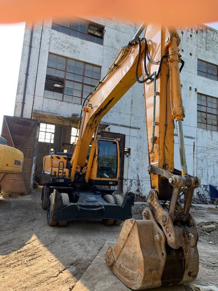 Pelle sur pneus Hyundai R210W-9