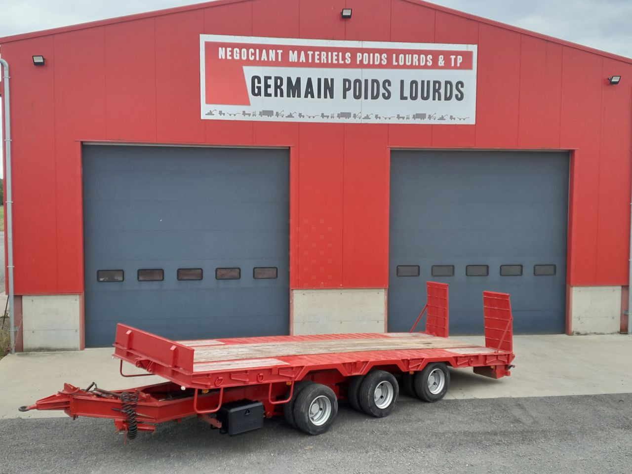 Louault 3 essieux centraux 31t500 basculent plant carrier / low loader Trailer - Remorque porte-engin surbaissée: photos 1 Louault 3 essieux centraux 31t500 basculent plant carrier / low loader Trailer - Remorque porte-engin surbaissée: photos 1