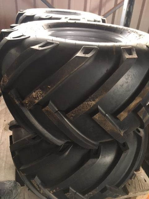 BKT 26,0X12,00X12 - Pneu pour Machine agricole: photos 1 BKT 26,0X12,00X12 - Pneu pour Machine agricole: photos 1