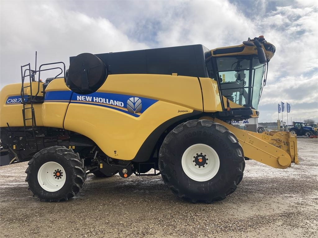 New Holland CX8.70 TB4 EUR - Moissonneuse-batteuse: photos 1 New Holland CX8.70 TB4 EUR - Moissonneuse-batteuse: photos 1