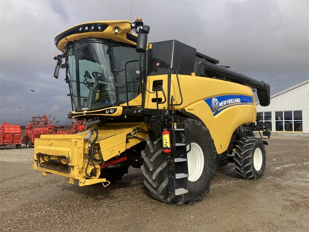 New Holland CX8.70 TB4 EUR - Moissonneuse-batteuse: photos 2 New Holland CX8.70 TB4 EUR - Moissonneuse-batteuse: photos 2