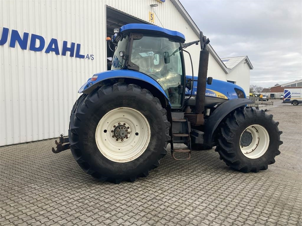 New Holland T7050 - Tracteur agricole: photos 2 New Holland T7050 - Tracteur agricole: photos 2