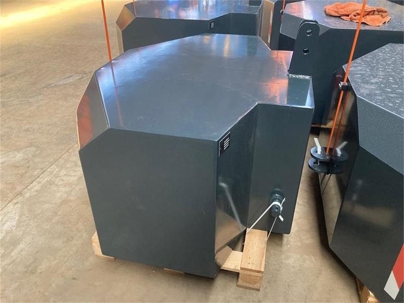 - - - 1800 KG - Contrepoids: photos 2 - - - 1800 KG - Contrepoids: photos 2