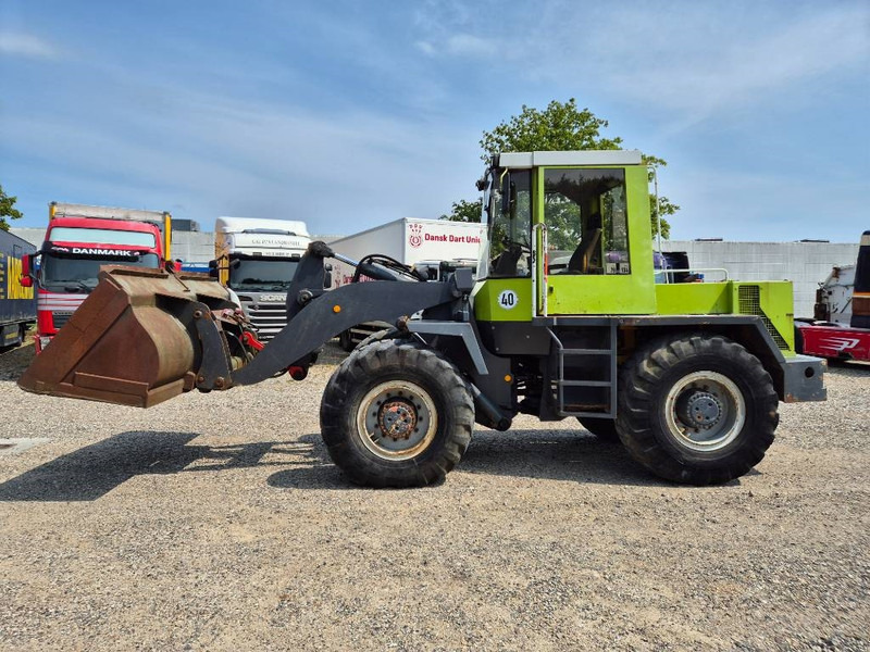 O & K L15 With bucket and quickshift - Chargeuse sur pneus: photos 2 O & K L15 With bucket and quickshift - Chargeuse sur pneus: photos 2