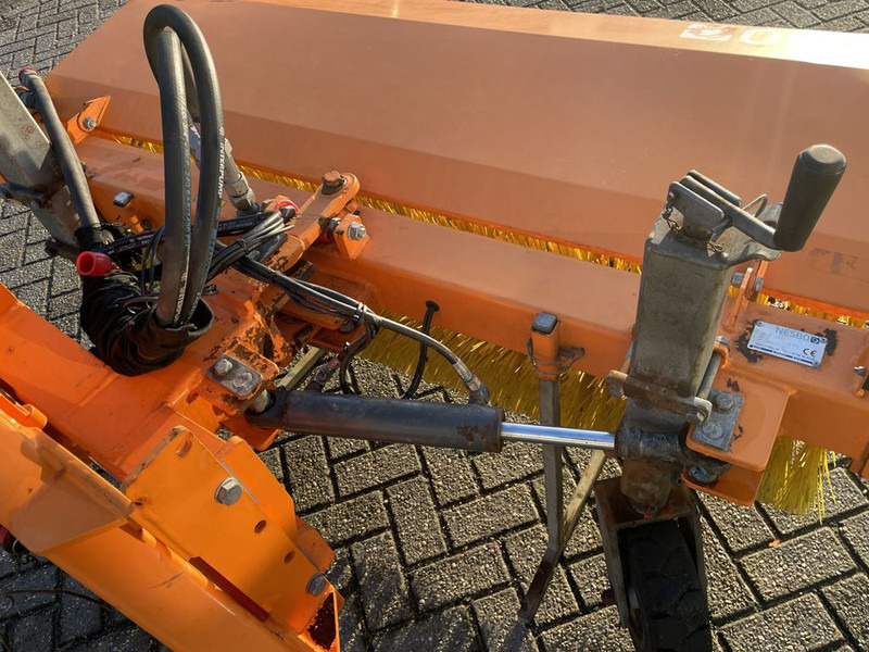 Nesbo Veegmachine HF1600S - Brosse pour Véhicule de voirie/ Spécial: photos 4 Nesbo Veegmachine HF1600S - Brosse pour Véhicule de voirie/ Spécial: photos 4
