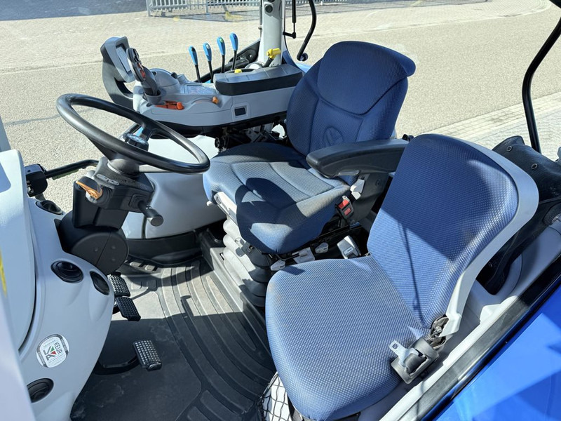 New Holland T5.140 Dynamic Command - Tracteur agricole: photos 3 New Holland T5.140 Dynamic Command - Tracteur agricole: photos 3