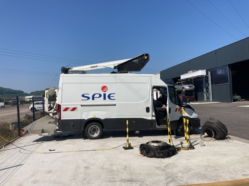 IVECO DAILY FOURGON 50C18 - Camion avec nacelle: photos 2 IVECO DAILY FOURGON 50C18 - Camion avec nacelle: photos 2