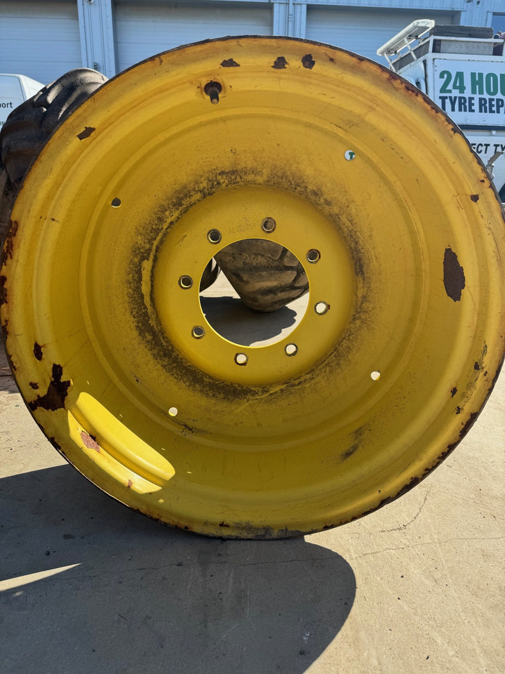 12X28 Used John Deere Rims - Jante pour Machine agricole: photos 1 12X28 Used John Deere Rims - Jante pour Machine agricole: photos 1