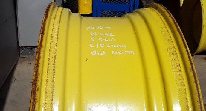 18X42 John Deere Used Rim - Jante pour Machine agricole: photos 2 18X42 John Deere Used Rim - Jante pour Machine agricole: photos 2